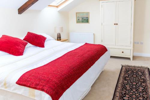 Un pat sau paturi într-o cameră la Manor Coach House