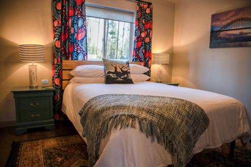 Postel nebo postele na pokoji v ubytování Elk Street Retreat - Private Home near Glacier Park, Pet Friendly!