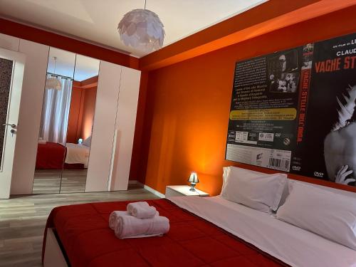 een slaapkamer met een bed met twee handdoeken erop bij The New Leone d'Oro of Venice Mestre in Mestre