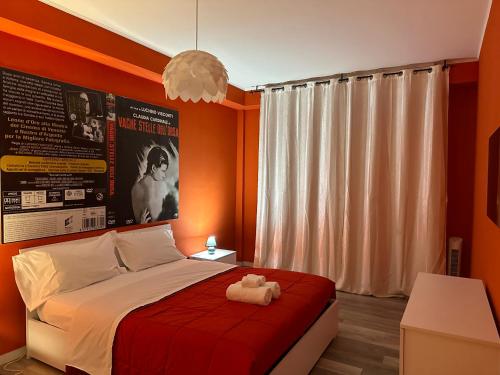 een slaapkamer met een bed met een knuffeldier erop bij The New Leone d'Oro of Venice Mestre in Mestre