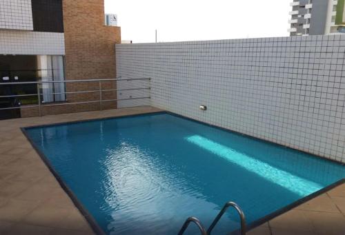 - une grande piscine bleue au-dessus d'un bâtiment dans l'établissement Flat Biarritz em São Luís com excelente localização!, à São Luís