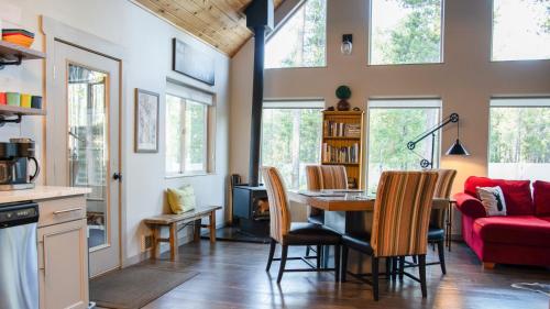 Posezení v ubytování Elk Street Retreat - Private Home near Glacier Park, Pet Friendly!
