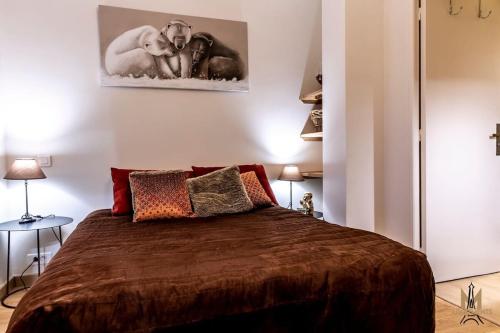 une chambre avec un grand lit dans une pièce dans l'établissement Montmartre superbe moderne appartement 4 personnes, à Paris