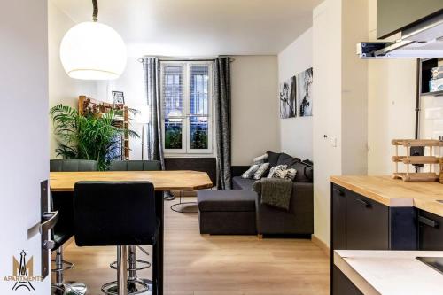 une cuisine et un salon avec une table et un canapé dans l'établissement Montmartre superbe moderne appartement 4 personnes, à Paris