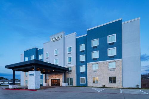 a building with a sign on the front of it at Fairfield by Marriott Inn & Suites Hillsboro in Hillsboro