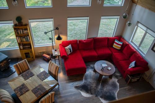 Posezení v ubytování Elk Street Retreat - Private Home near Glacier Park, Pet Friendly!