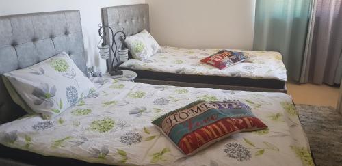 Un dormitorio con 2 camas y una almohada. en Sunshine Court Budget, en St Paul's Bay