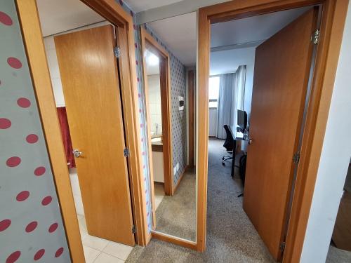 a hallway with doors and a room with a desk at Brasil 21 INDISPONÍVEL in Brasilia