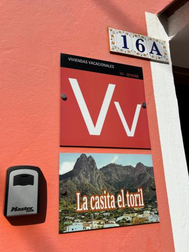 un cartello sul lato di un edificio di Chalet Rutas de Valsequillo a Valsequillo