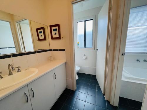 Ένα μπάνιο στο Clampetts Pet Friendly Close to Township