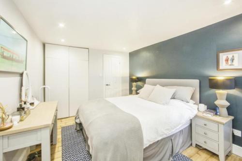 A bed or beds in a room at Striking & Modern 2BD Flat wGarden - East Dulwich