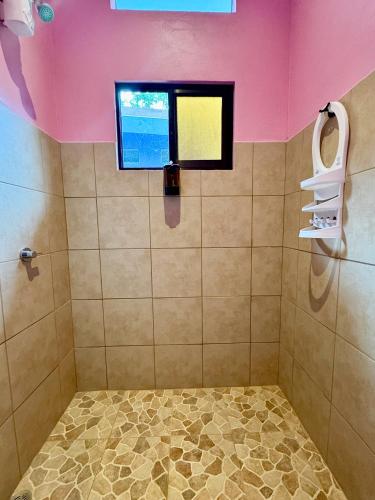 un bagno con doccia con finestra di Caribbean Blue Morpho Casitas a Talamanca