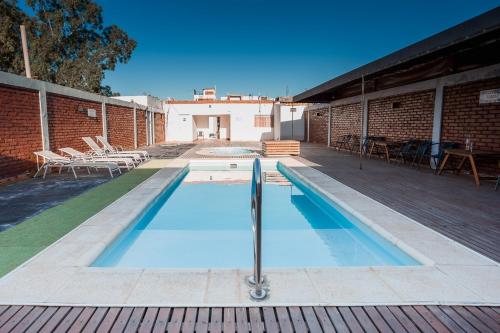 The swimming pool at or close to Hotel Alojamiento Raque-Lito