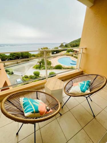 Ein Balkon oder eine Terrasse in der Unterkunft Magnifique T2 vue Mer Sanguinaires