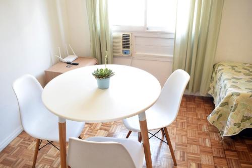 Biały stół i krzesła w pokoju z łóżkiem w obiekcie Florida Garden 624 w BuenosAires