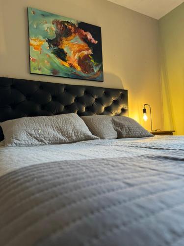 sypialnia z łóżkiem z obrazem na ścianie w obiekcie Hostel I Keu Ken w mieście El Calafate
