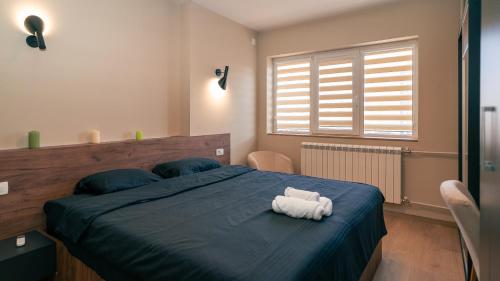 Un dormitorio con una cama con un animal de peluche encima. en Riverside Retreat, en Skopje
