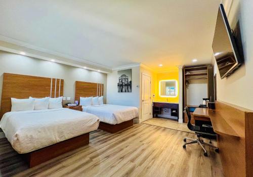 サンフランシスコにあるグリニッジ インのベッド2台とデスクが備わるホテルルームです。