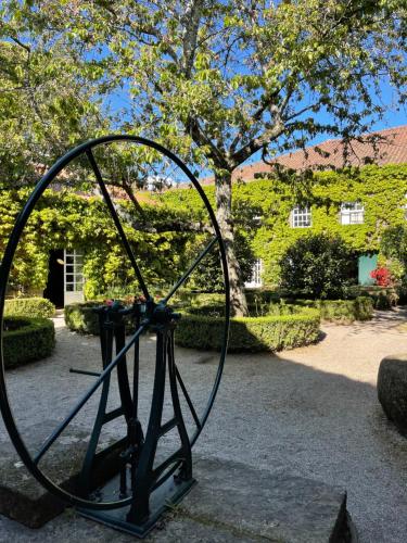 una gran escultura de metal frente a un edificio en Casa dos Barros Winery Lodge by Vintage Theory, en Sabrosa