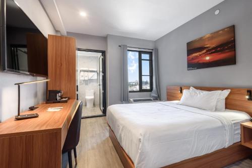 Un pat sau paturi într-o cameră la Liberty View Brooklyn Hotel