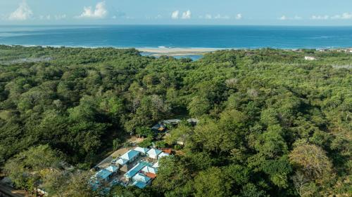 una vista aérea de una casa en el bosque en Villas VR Beachwalk Avellanas, en Playa Avellana