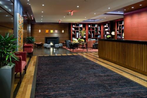 eine Lobby eines Hotels mit einem großen Teppich in der Unterkunft The Bostonian Boston in Boston