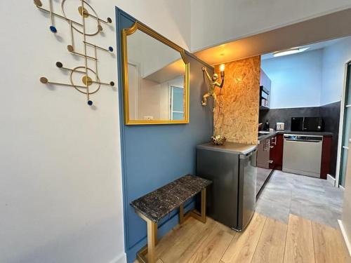 - une petite cuisine avec un banc et un miroir dans l'établissement Landouzy maison centre ville, à Reims