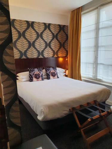 a bedroom with a large bed in a room at Best Western Adagio Saumur in Saumur