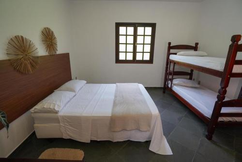 een slaapkamer met een bed en een stapelbed bij Espaço Villa Verde in Socorro
