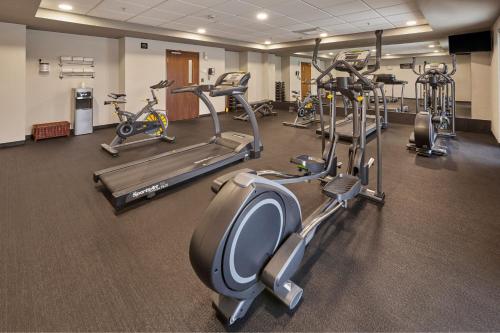 a gym with several treadmills and exercise bikes at City Express by Marriott Tampico Altamira in Tampico