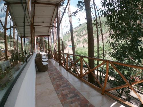 - Edificio con balcón con vistas a la montaña en Casa Turistica Las Tunas en Sicuani