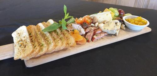 ホテルの敷地内または近くでの食事または食べ物