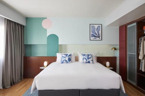 Кровать или кровати в номере voco Madrid Retiro by IHG