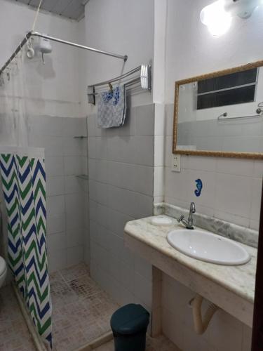 y baño con lavabo, espejo y ducha. en Apartamento Pelourinho Praça da sé en Salvador