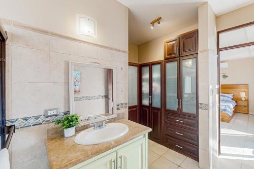 W łazience znajduje się umywalka i lustro. w obiekcie Arrecifes 18 w mieście Coco