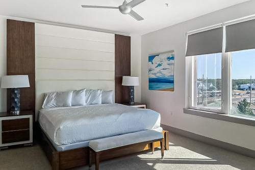 1 dormitorio con 1 cama, ventilador de techo y ventana en The Pointe 3-341, en Inlet Beach