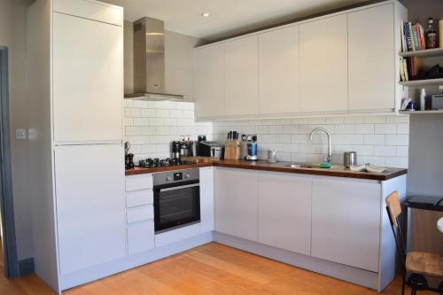 Η κουζίνα ή μικρή κουζίνα στο Contemporary 2BD Flat 4 Mins to Finsbury Park!