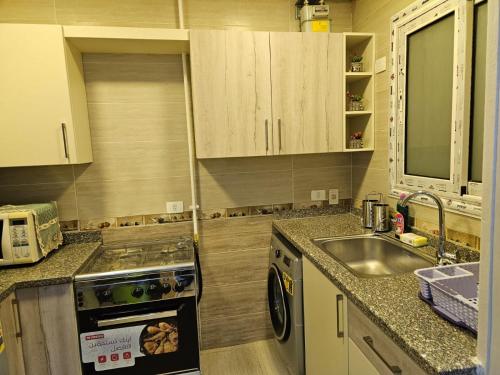 Η κουζίνα ή μικρή κουζίνα στο Modern Apartment in Madinaty for Families or Same Gender Only