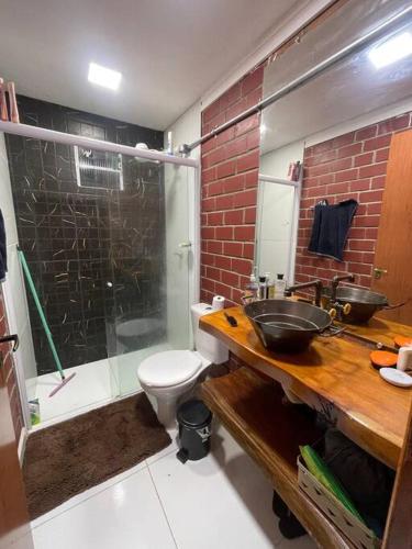 ein Bad mit einem Waschbecken, einer Dusche und einem WC in der Unterkunft Chalé no sítio. in Cacimba de Dentro