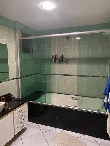 uma casa de banho com um chuveiro grande e uma banheira em Casa de ferias em Vitória