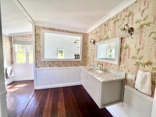 uma casa de banho com um lavatório e um espelho em The Cottage Farm Stay - Grandchester em Grandchester