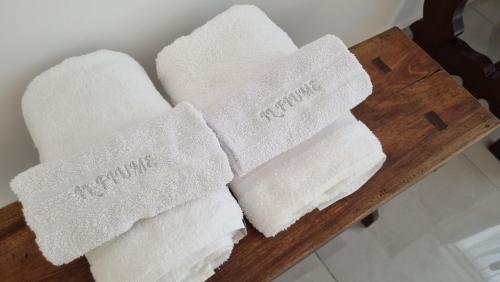una pila de toallas sobre una mesa de madera en IL Fiume - Exclusivo departamento Premium con Vista al Río en Posadas