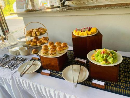 een tafel met daarop borden met eten bij The One by Nika in Siem Reap