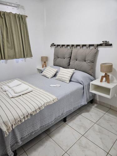 un lit avec deux oreillers dessus dans une chambre dans l'établissement Departamento zona residencial 2 Posadas Misiones, à Villa Dolores
