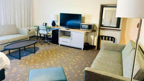 Μια τηλεόραση ή/και κέντρο ψυχαγωγίας στο Wyndham Flint MI Grand Blanc Bishop Airport Conference Ct