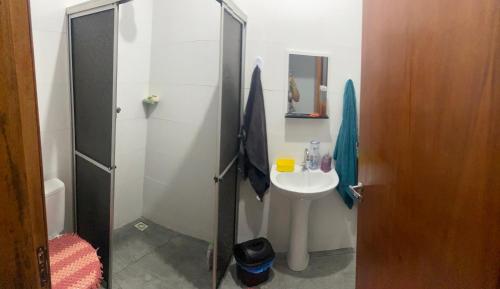W łazience znajduje się umywalka i prysznic. w obiekcie Casa - Temporada Show rural w mieście Cascavel