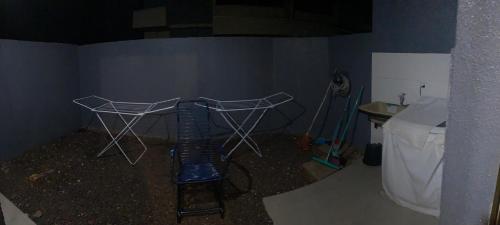 um quarto com um lavatório e uma parede azul em Casa - Temporada Show rural em Cascavel