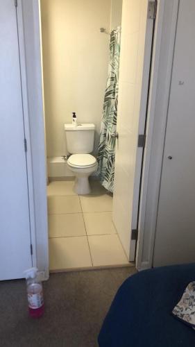 y baño con aseo y ducha. en Brisas del sol, en Talcahuano