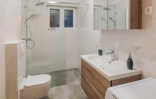 a bathroom with a toilet and a sink at 3 Bedroom Cozy Apartment In Draga Bascanska in Draga Bašćanska