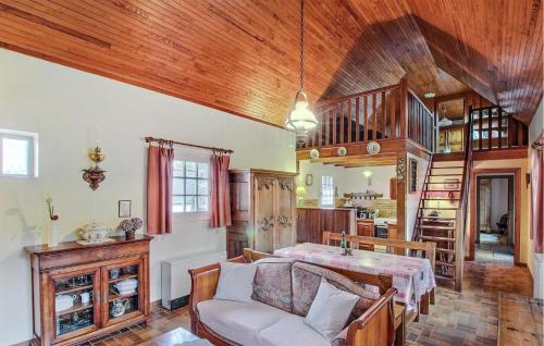 Χώρος καθιστικού στο 2 Bedroom Amazing Home In Ploudalmézeau